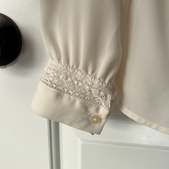 LOFT flowy cream blouse with lace detail - Picture 4 of 5